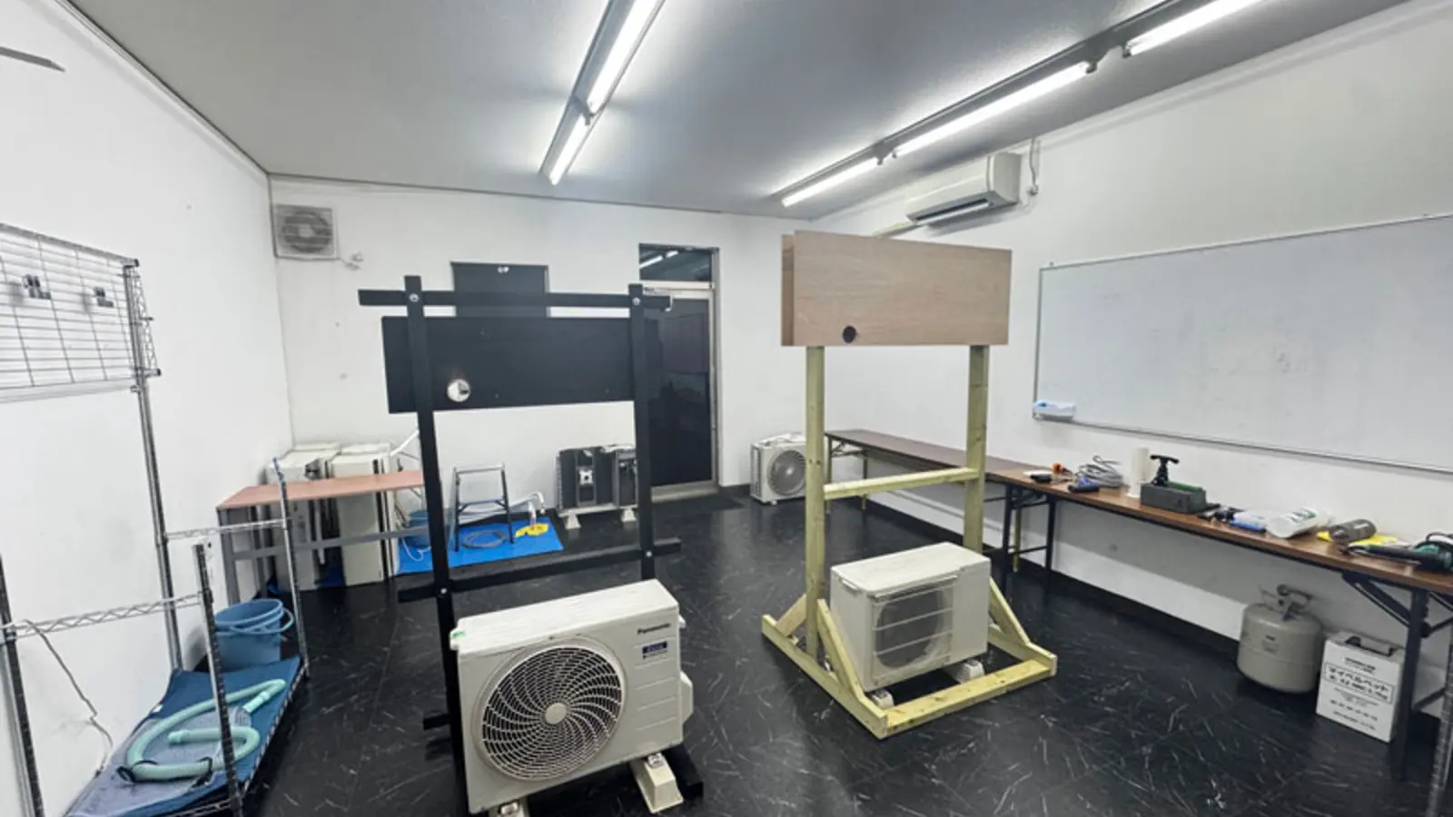 Ambiente real da ProAr com estruturas e equipamentos de ar-condicionado